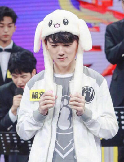 LPL冠军奖杯及世界赛冠军奖杯已完成复刻，并送达EDG基地