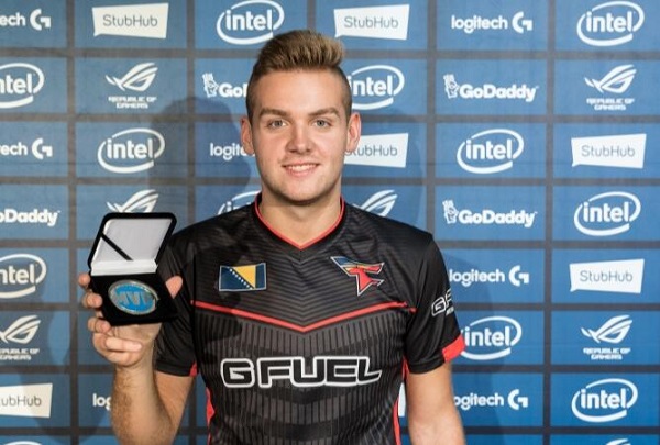 前EDG打野选手Junjia本赛季选择加盟PSG，在到队之后Junjia带领PSG打出一波六连胜，目前PSG也以10胜2负位列联赛榜首！