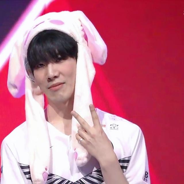 Meiko 加入 Weibo Gaming ， Tian 加入 LNG Esports ， CRISP GALA JIEJIE 加入 Invictus Gaming 。